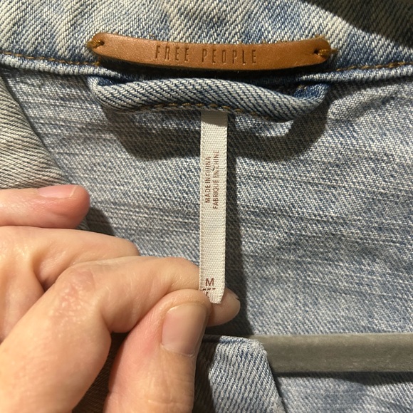 Free People Oversized Trucker Light Wash Distressed Denim Jacket Cotton Sz M - Picture 3 of 6